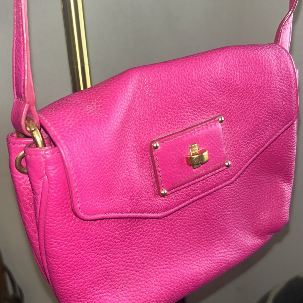 Marc By Marc Jacobs Hot Pink Leather Shoulder Bag with Black & White Logo Lining - Picture 4 of 8